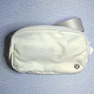 Lululemon Everywhere belt bag (EBB) White Camo NWT
